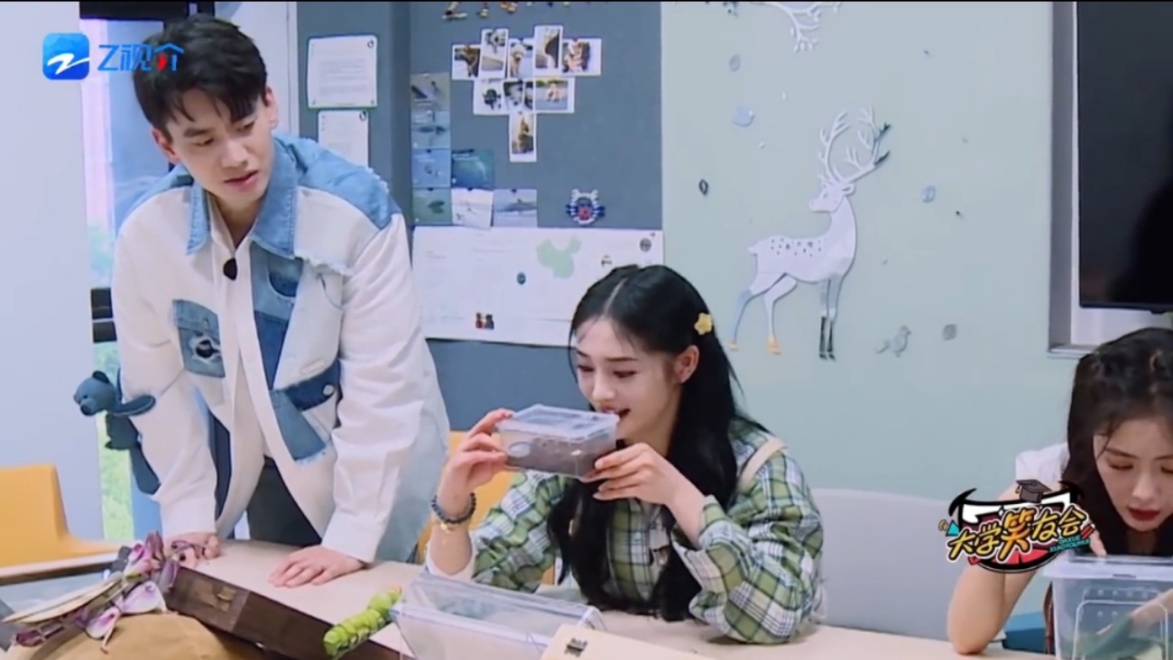 #周洁琼竟然敢摸蜘蛛# 没想到周洁琼表面上看着温温柔柔的，胆子却是这么大呢！来到