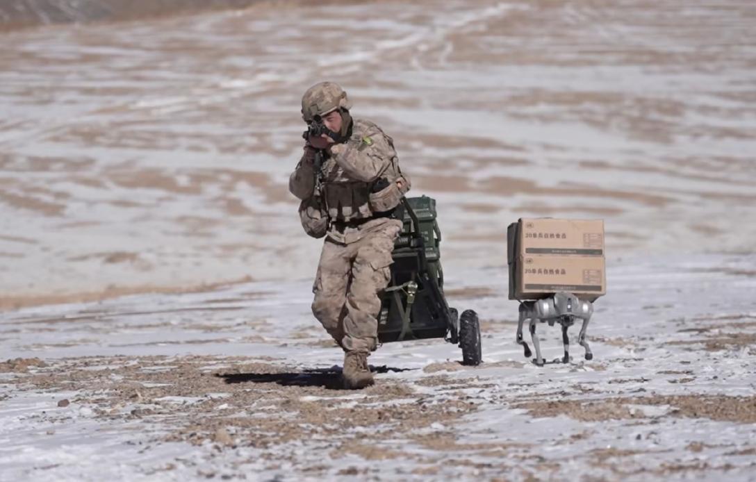 【解放军无人后勤装备亮相高原演习，运粮运弹更轻松】

近日，解放军组织开年新训，