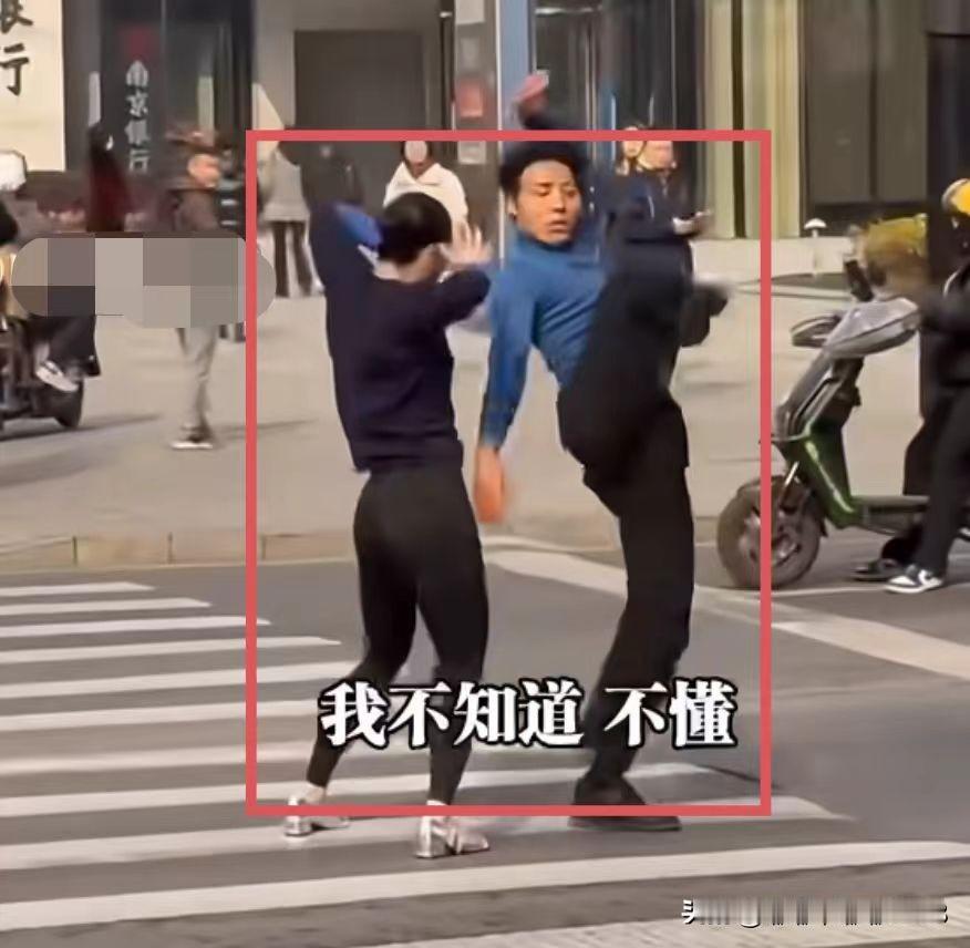 这么快就被处罚了，
真是大快人心！
不仅在斑马线上跳舞的人被处罚，连负责摄像的摄