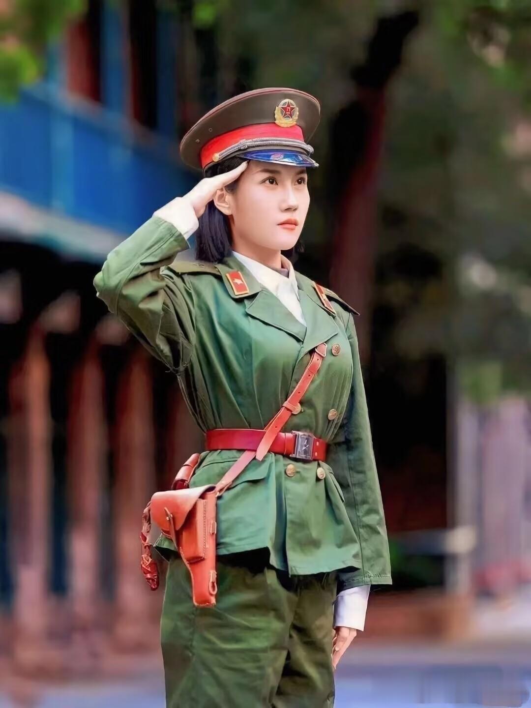 80年代，一名颜值爆表的女兵正在执勤，照片中的女兵不仅一身军装显得英姿飒爽，其精