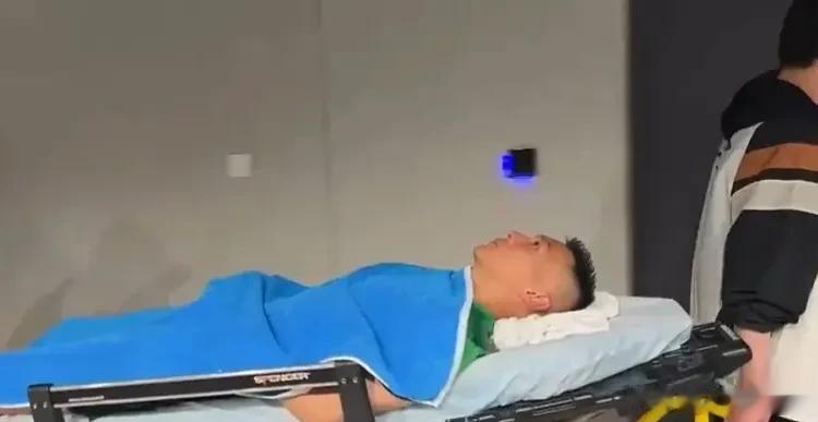 于大宝赛后被紧急送医？真心替长春亚泰队捏一把汗，会不会被讹上啊[汗]

按照时间
