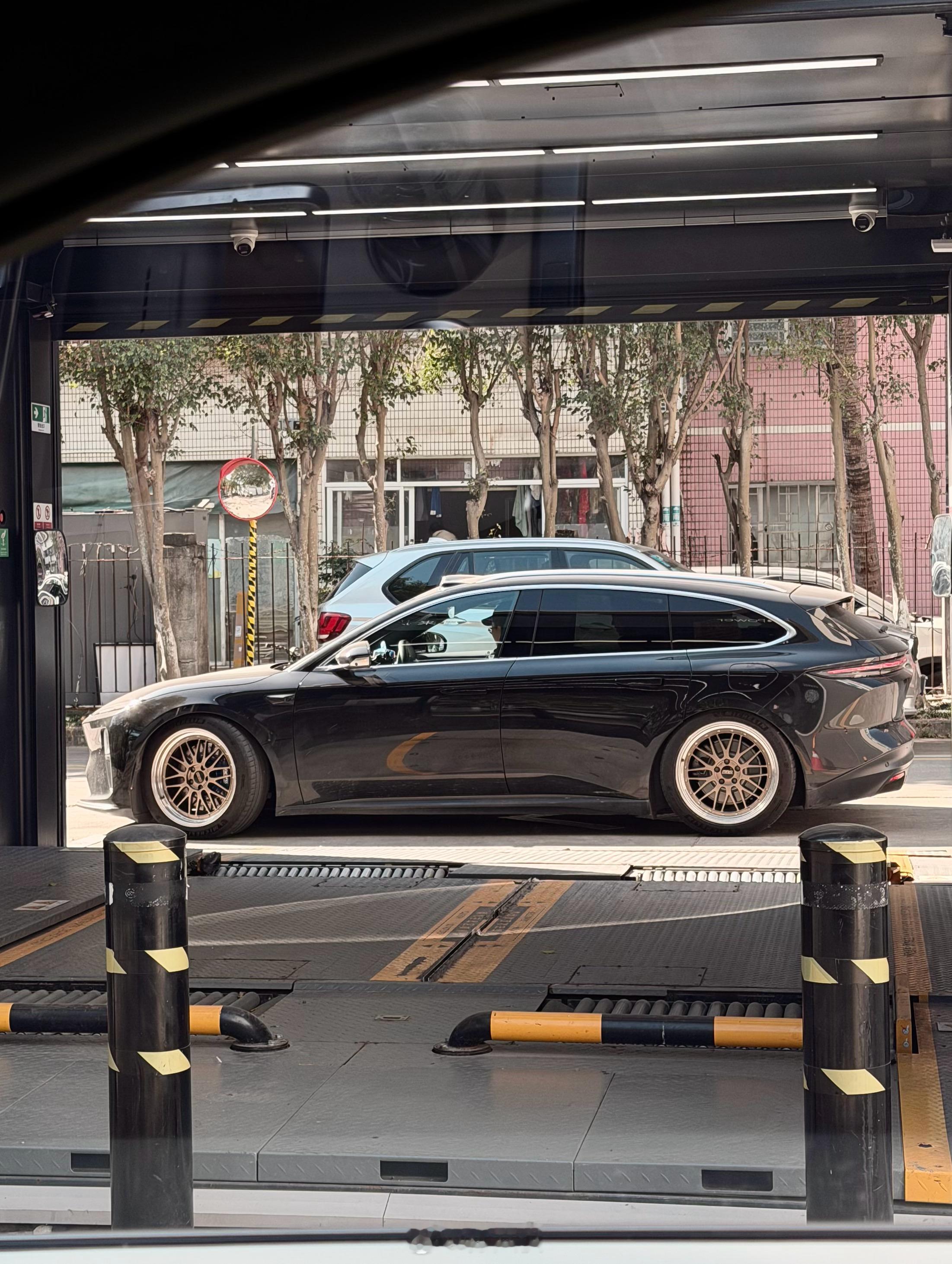 这辆 ET5T 的姿态真是好看啊！ 深圳