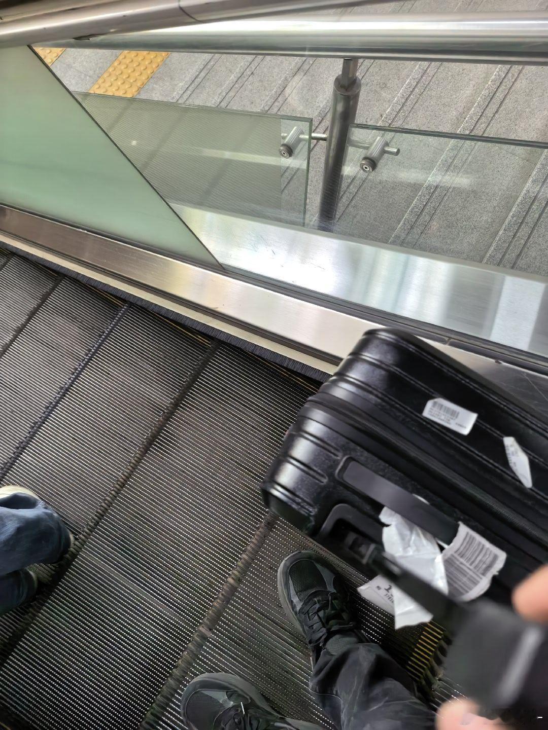 刚刚，在天津站把箱子落去北京的动车上了顶着下楼出站的客流往上跑让我想起了最美逆行