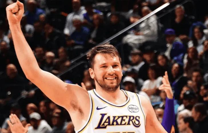 东契奇回防抢断哈登那个球，很多人说有犯规嫌疑。其实仔细看一下那个回合，东契奇抢断