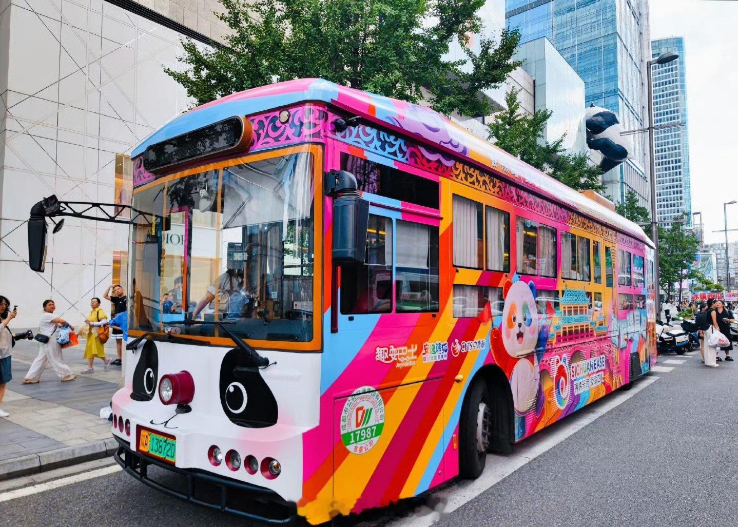 公共交通这里是成都城市影像记手机摄影爱好者行驶在大街小巷的成都公交车，车身广告彰