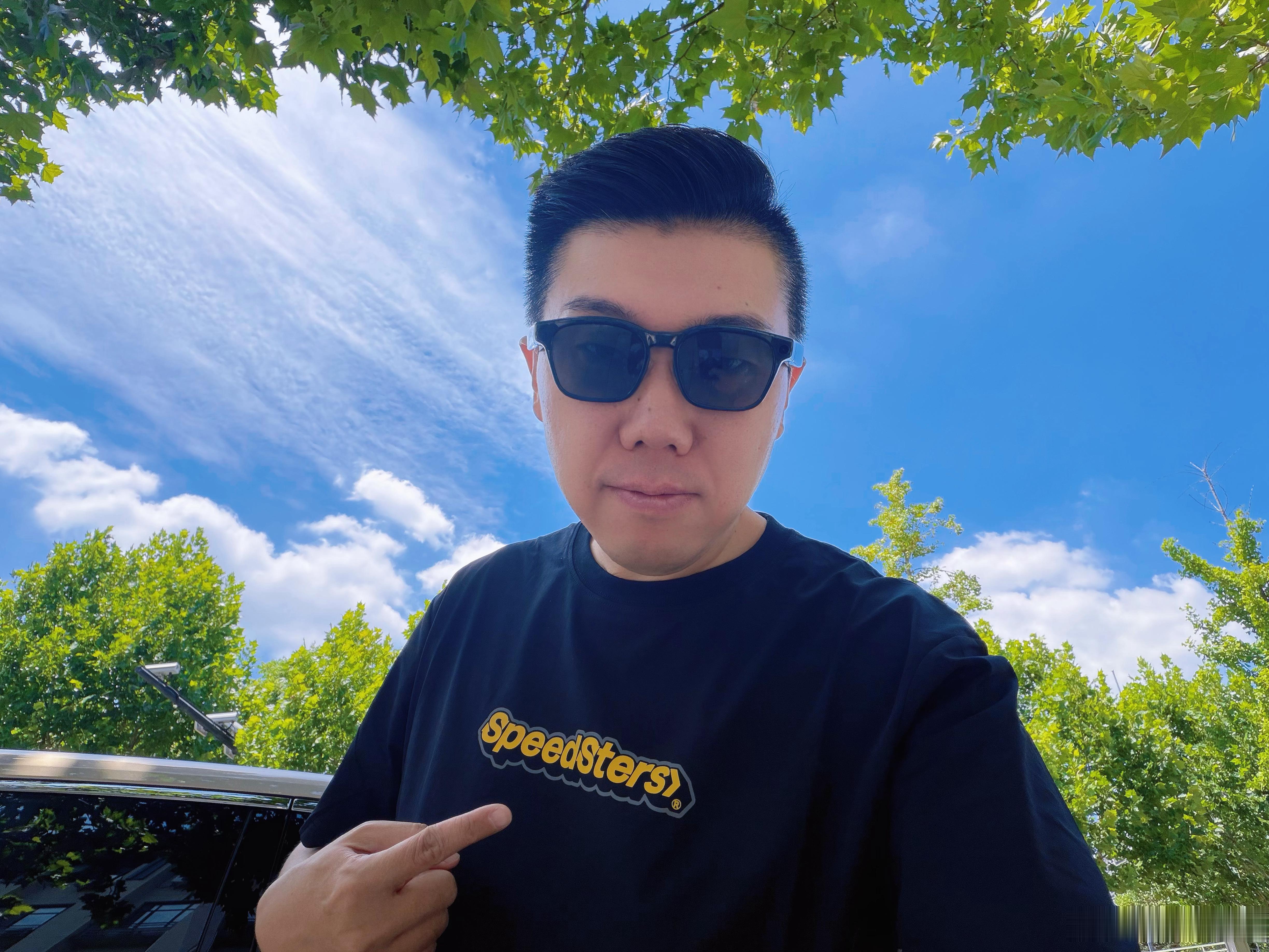 昨天下午咱俩上飞机你说要给我寄衣服，今天上午就收到了，真舒服，非常适合杭州的夏天