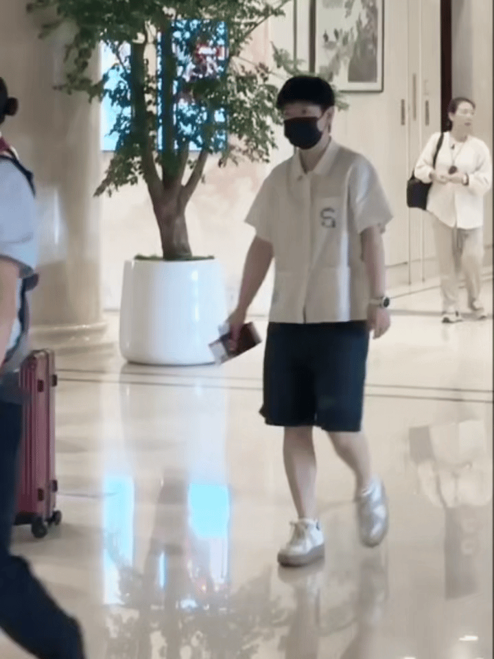 杨广弟教练护送孙颖莎启程回京孙颖莎童鞋，起落平安，下个赛场见