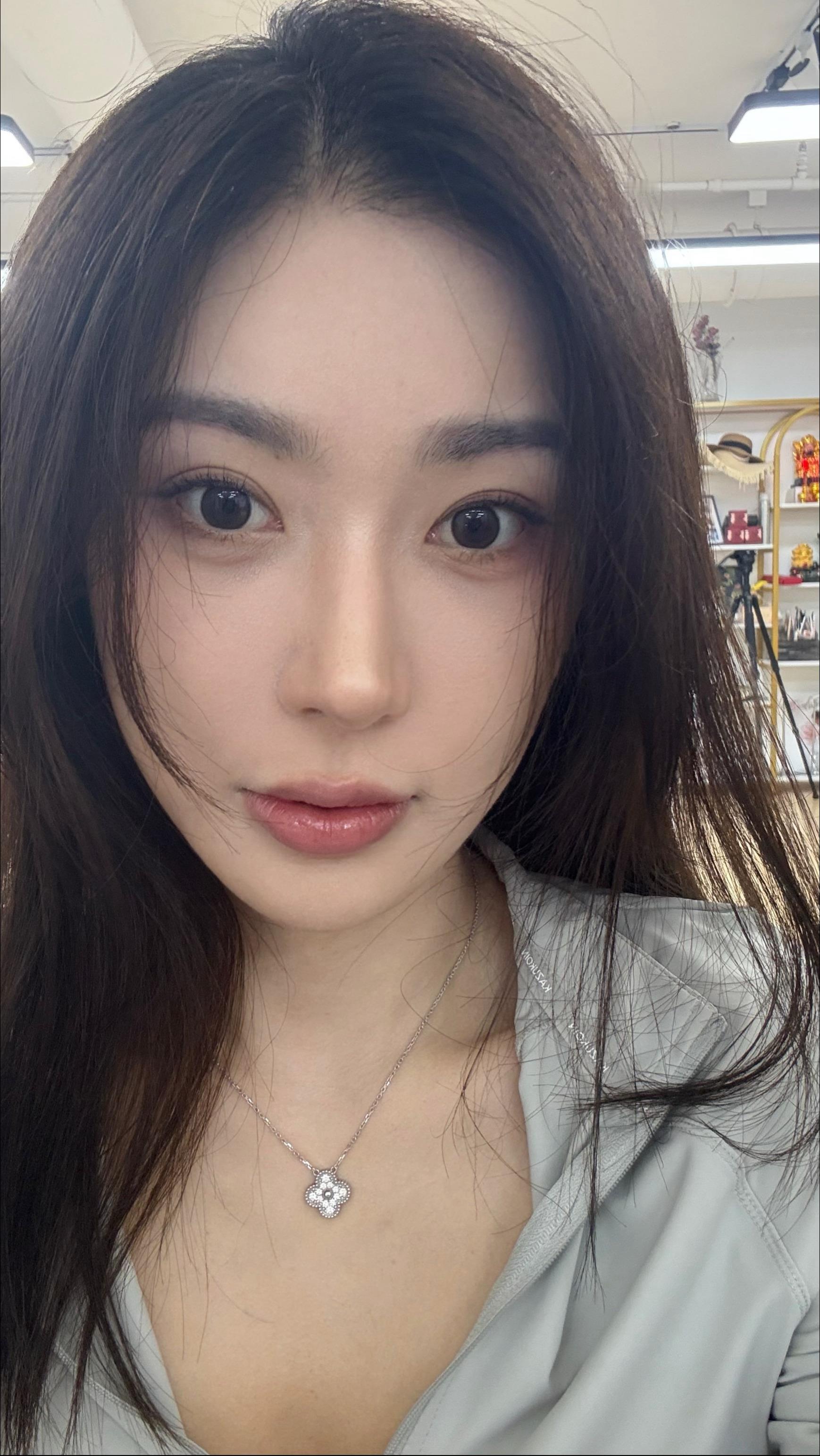 今天去上1v1化妆课了，这个是成品，老师一半我一半，天呐。。真不知道我以前在画什