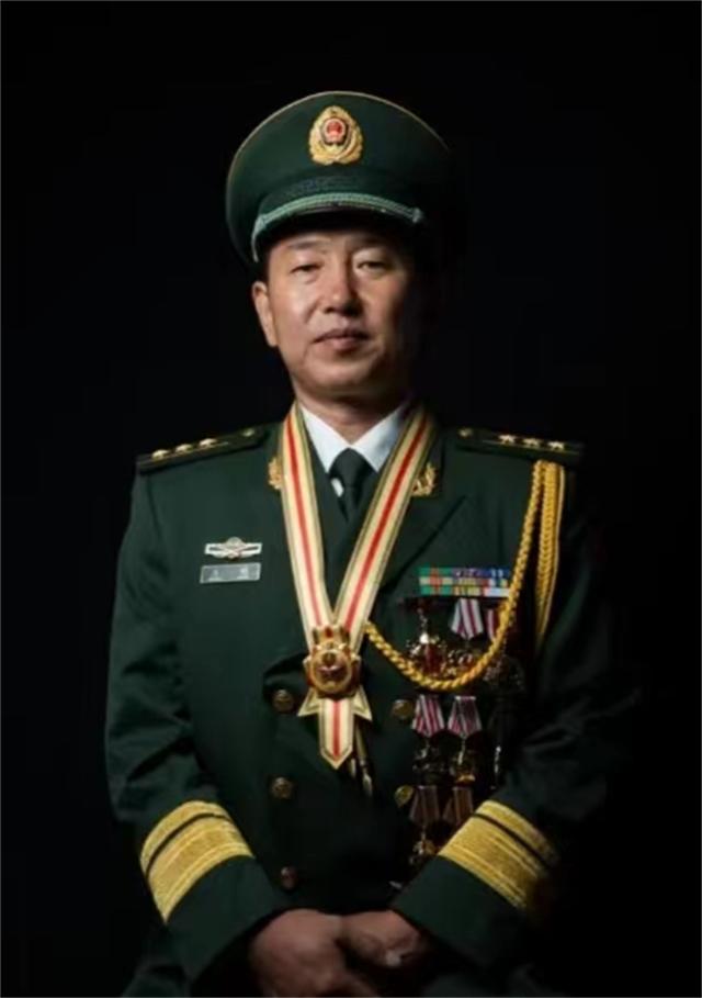 在那不平凡的2008年，一场突如其来的危机考验着每一位守护和平的勇士。三名中国联