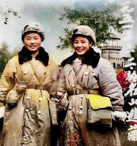 1951年，2个漂亮的女战士，在进藏之前拍下的合影。她们头戴棉帽，身上穿着厚厚的