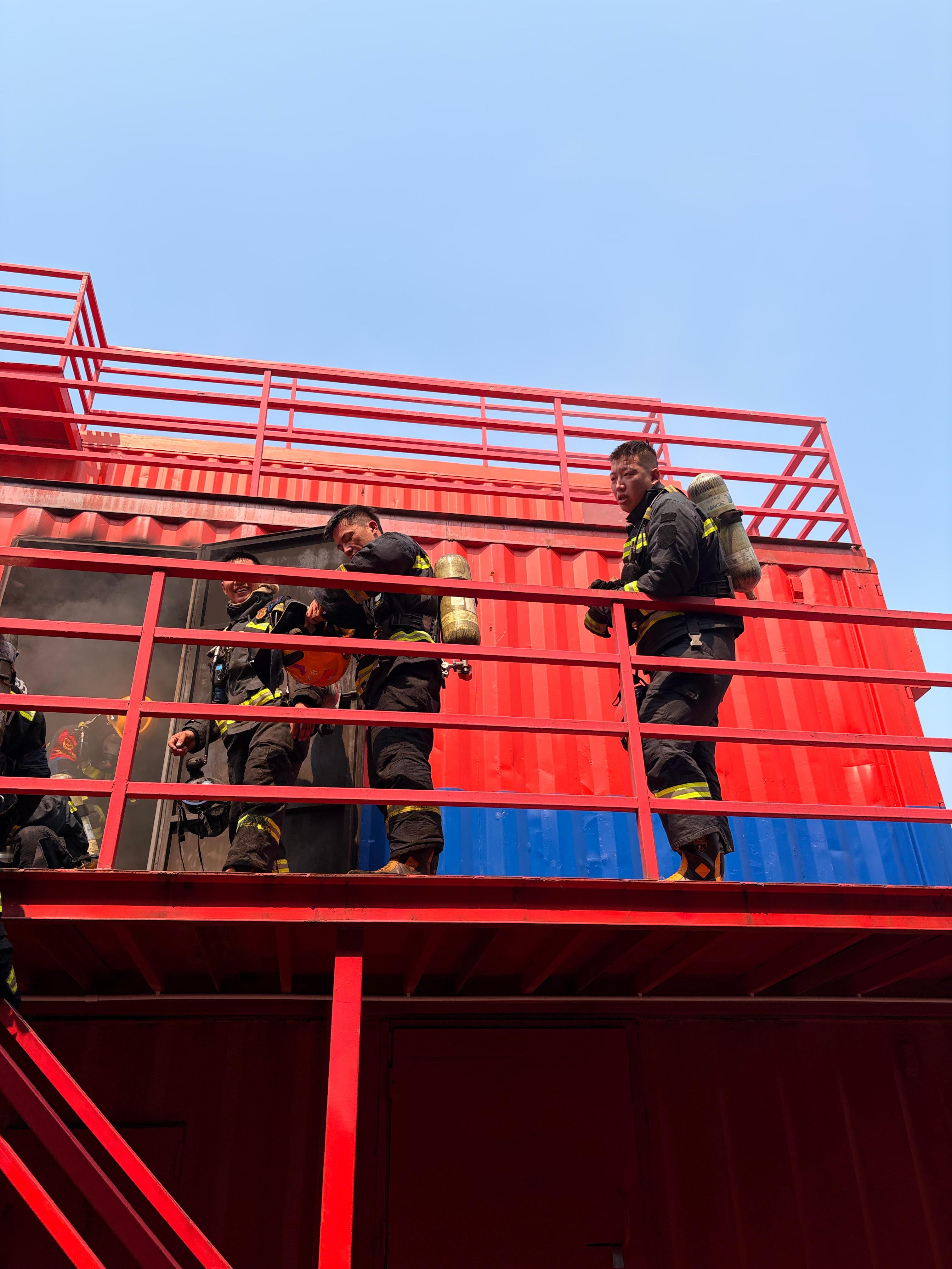 体验了一场火场的模拟救援当你走进去火场去救一个人的时候，真的非常的恐惧，而且非常