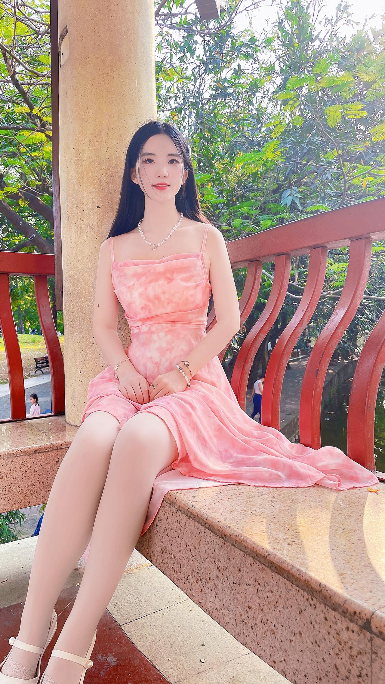 粉裙子飘飘的，衬得人像春天里的小仙女！美女 袜子 黑丝 过膝袜