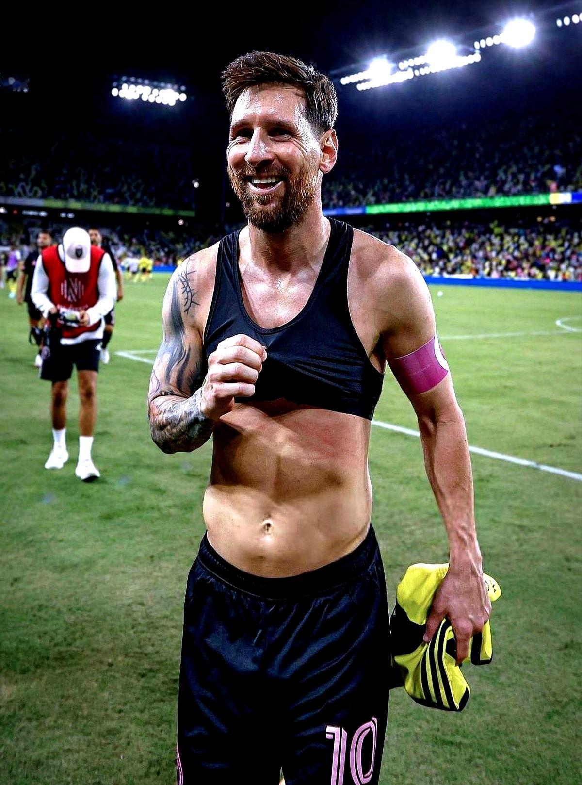 我跟你讲个事儿，你感受一下这个恐怖的筛选率。
 

他捧起世界杯，又去拿欧冠，身