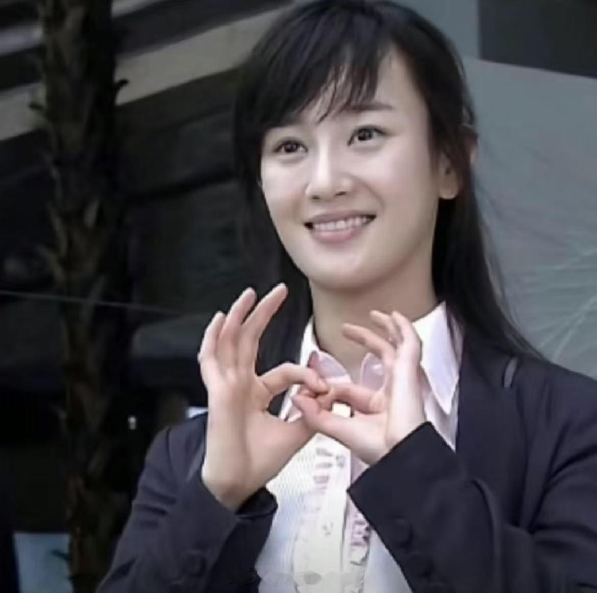 周洁琼杨真真比心周洁琼直播复刻杨真真经典比心手势，一下子勾起回忆，动作俏皮可爱，