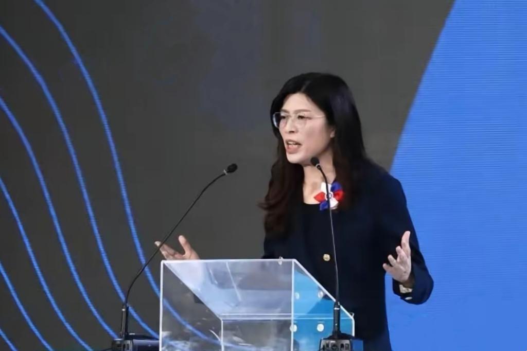 近日，台湾资讯霸屏了，比上半年泰国的热度还高。郑丽文出圈，是关乎中华民族的统一大