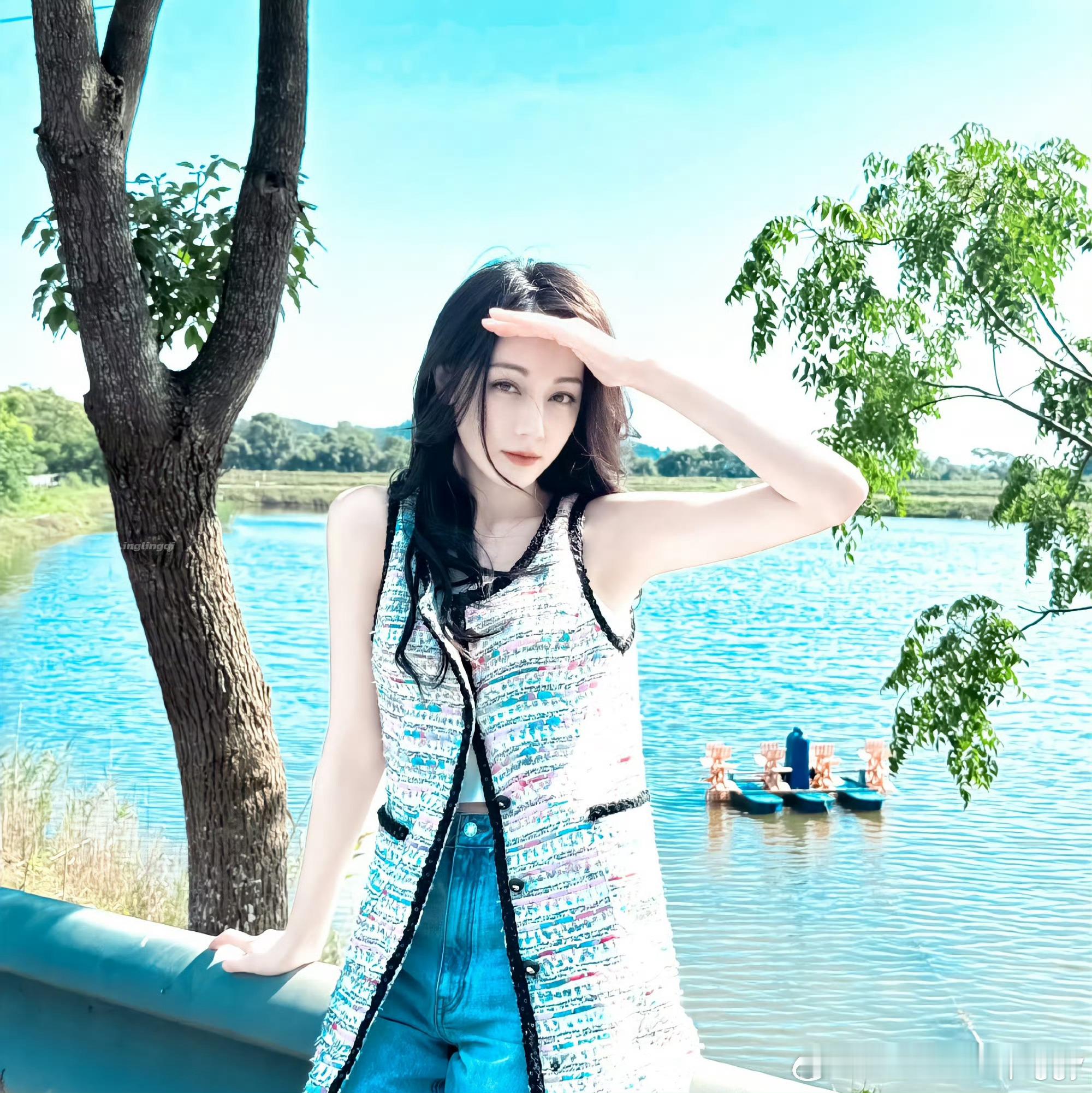 #迪丽热巴无袖小香# 迪丽热巴好有夏日清新感的一组照片，超级适合拿来做壁纸，狠狠