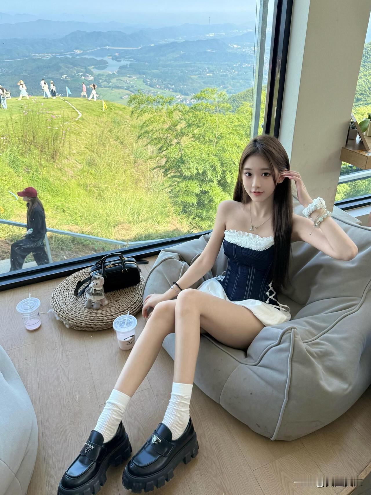 窗边少女，山景相伴，悠闲时光