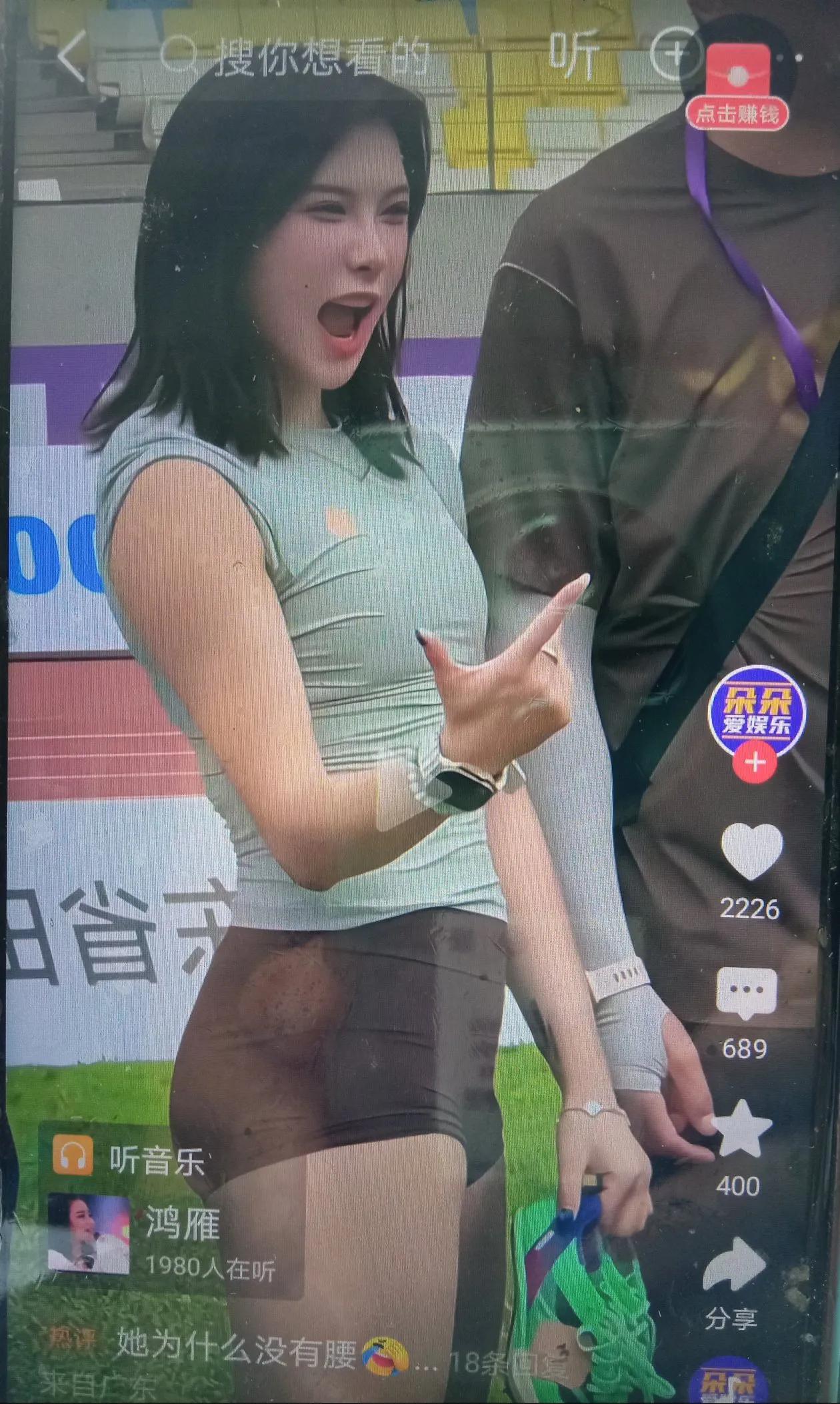 田径女王吴艳妮，相貌美艳，才华横溢，幼年练舞蹈九年，打下了柔韧与协调基础！荣获无