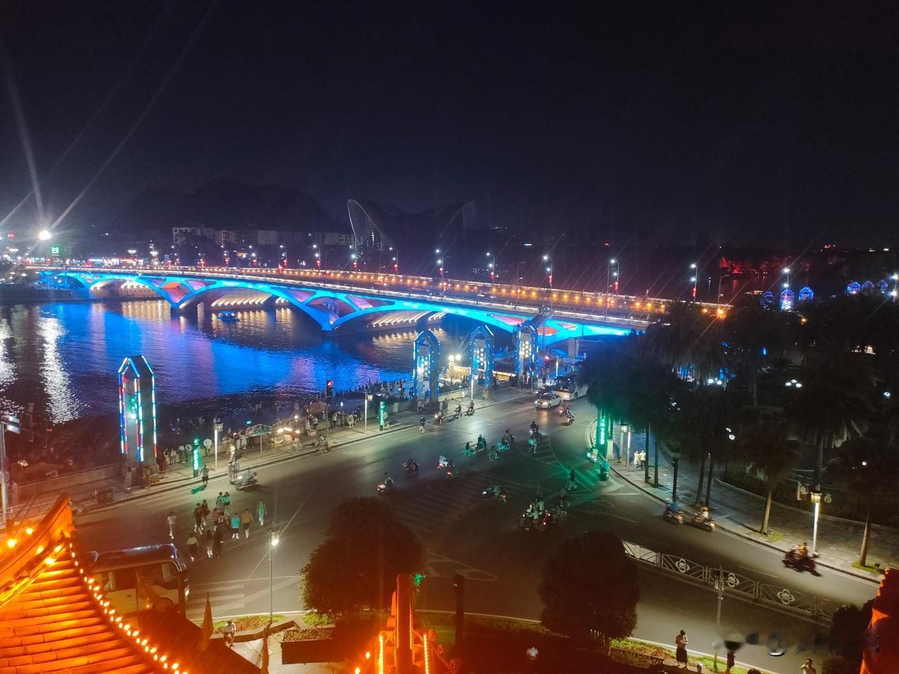 桂林是一座非常适合普通人安家的城市。因为桂林空气好、生活节奏舒服、房价物价亲民，