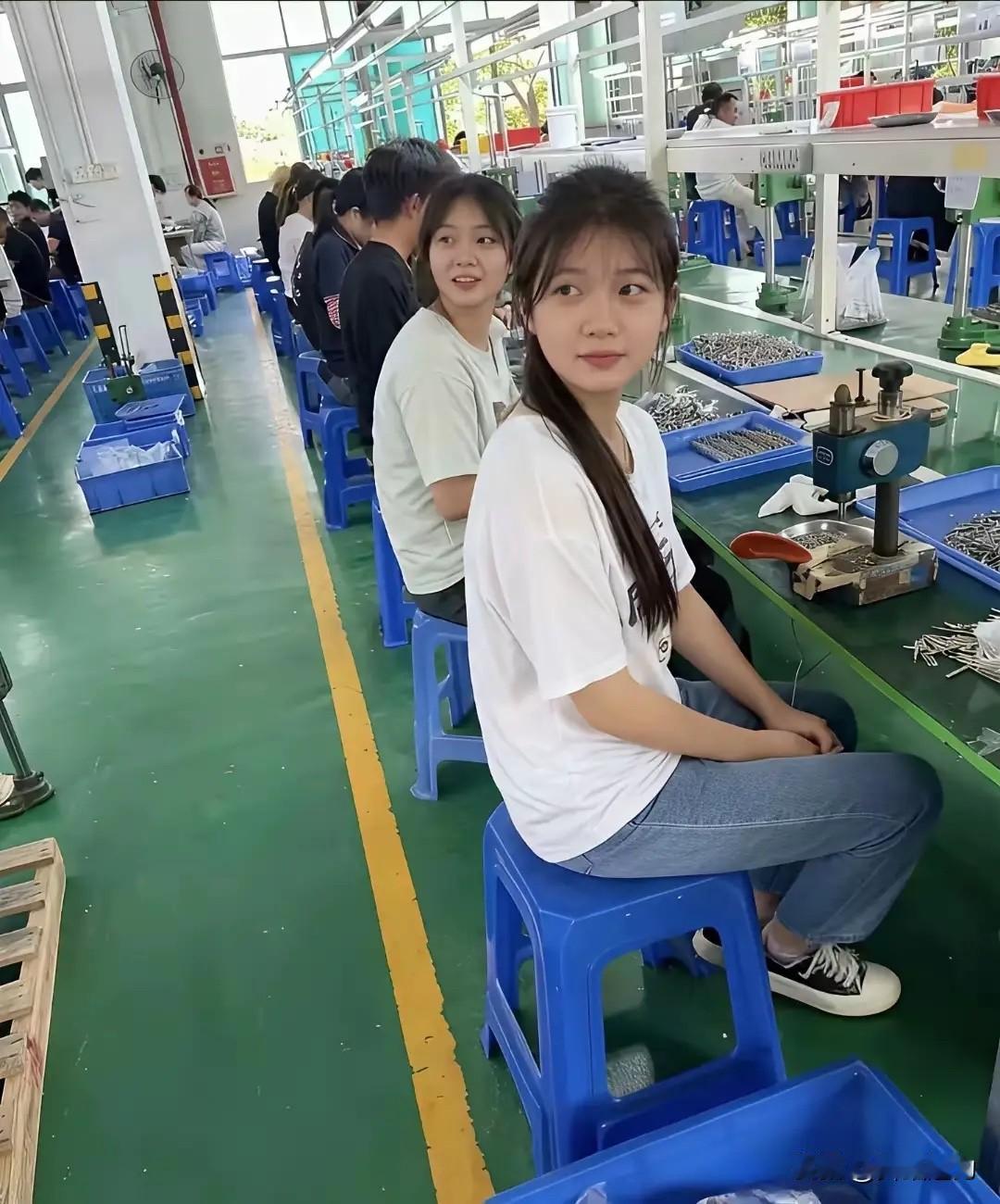 这是我见过在工厂上班最有精气神的女孩，无论是精神面貌还是坐姿，都能看出来她是活泼