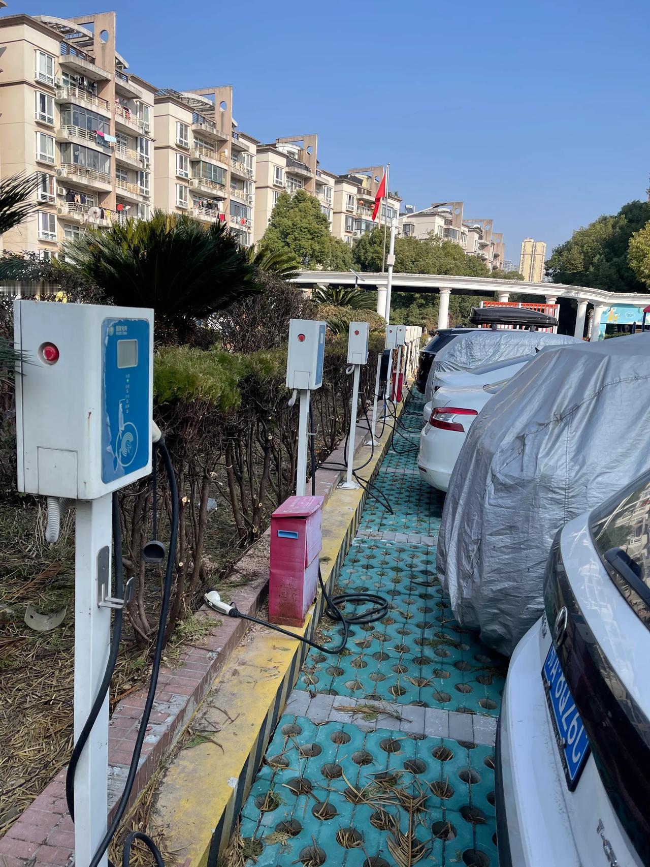小区多充电桩闲置落灰，油车占位真无解？
咱小区这充电桩真是看着闹心！二十来个桩子
