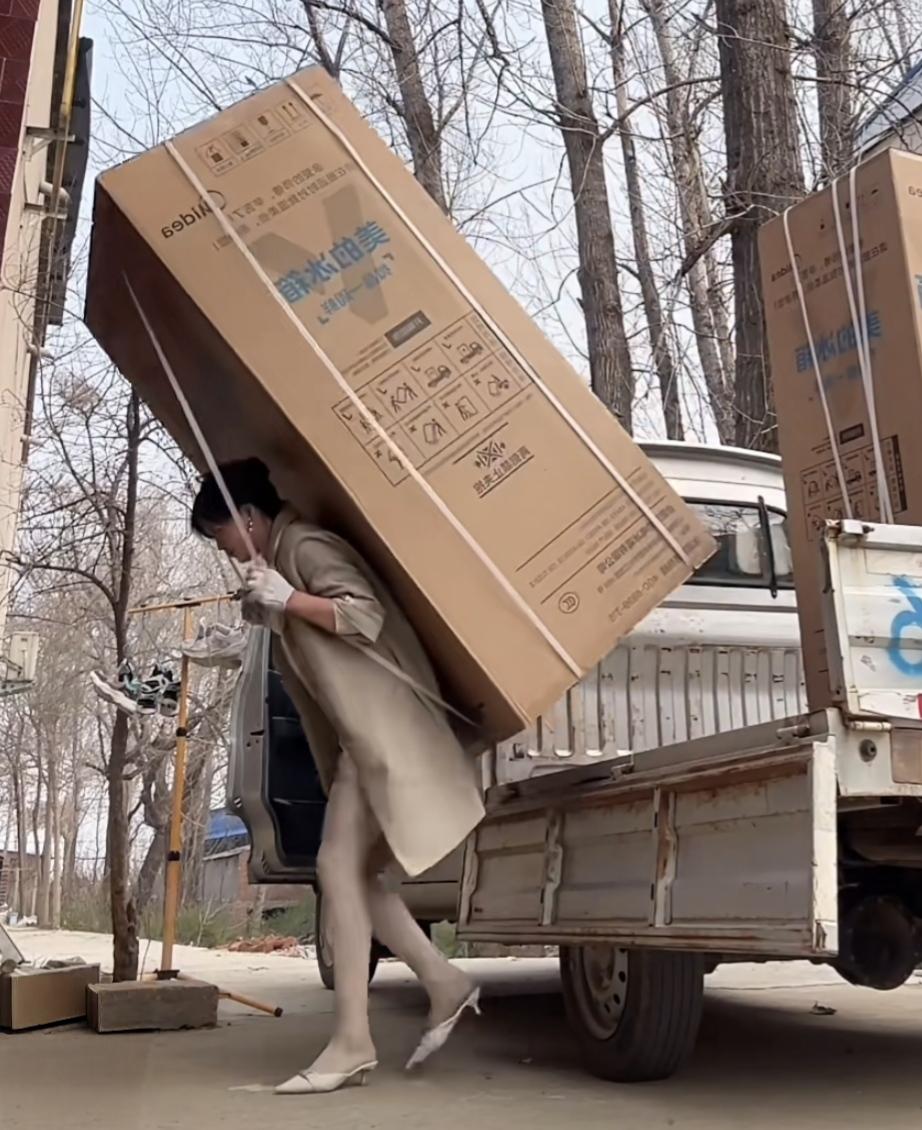 即便是摆拍，我也亲眼看见她把冰箱背了进去，佩服啊！