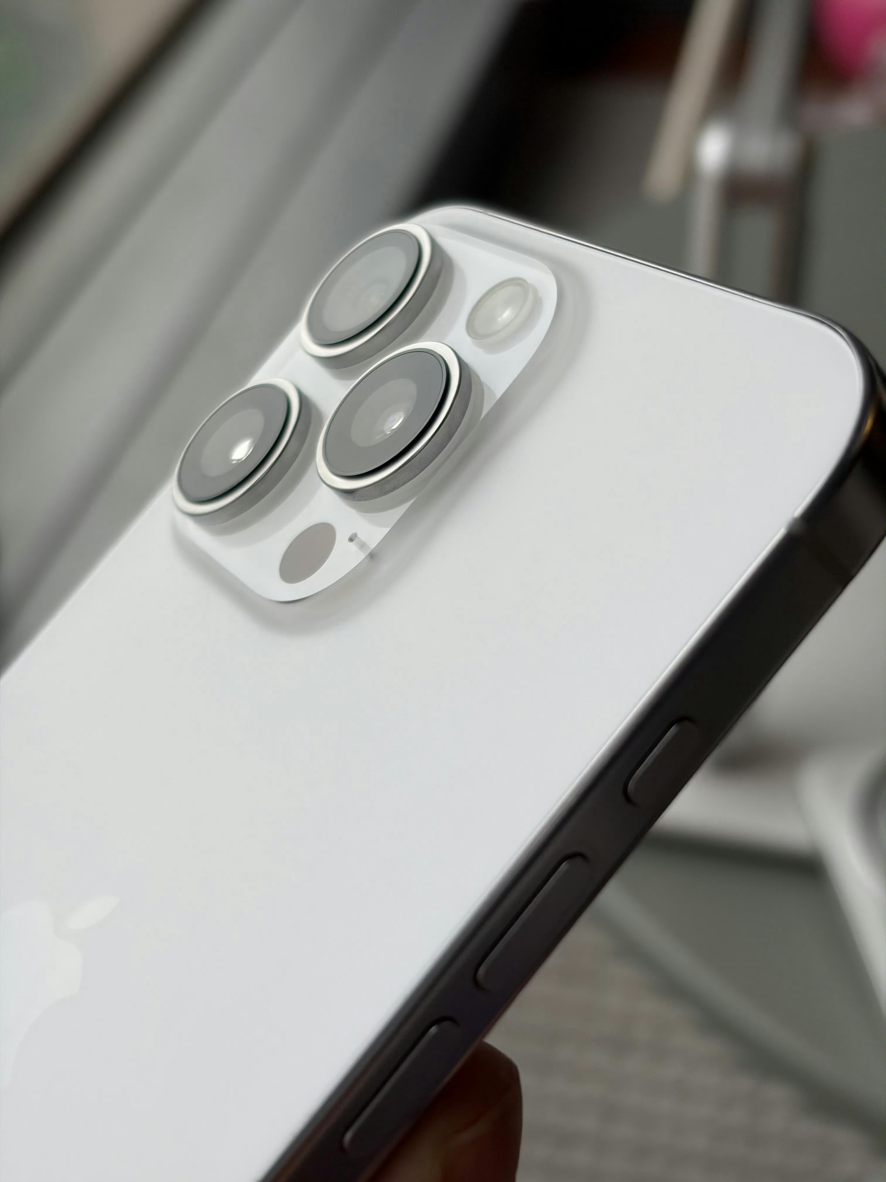 现在拿起iPhone16ProMax看看，不得不说这设计真的是优雅