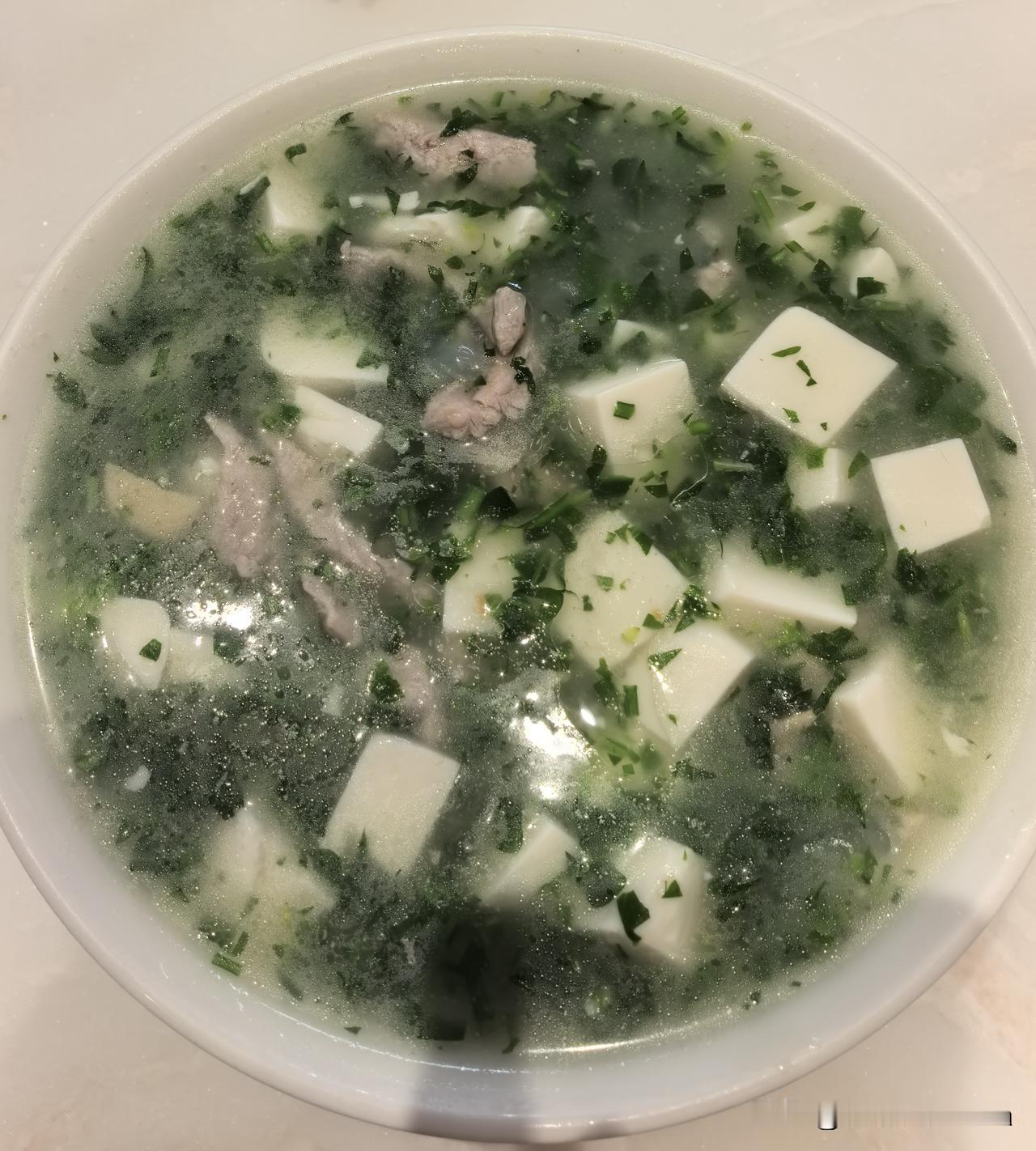 晚饭现做了三个菜，豆腐羹，酒香金花菜，凉拌黄瓜海蛰。还有干切盐水牛腱子，南京板鸭