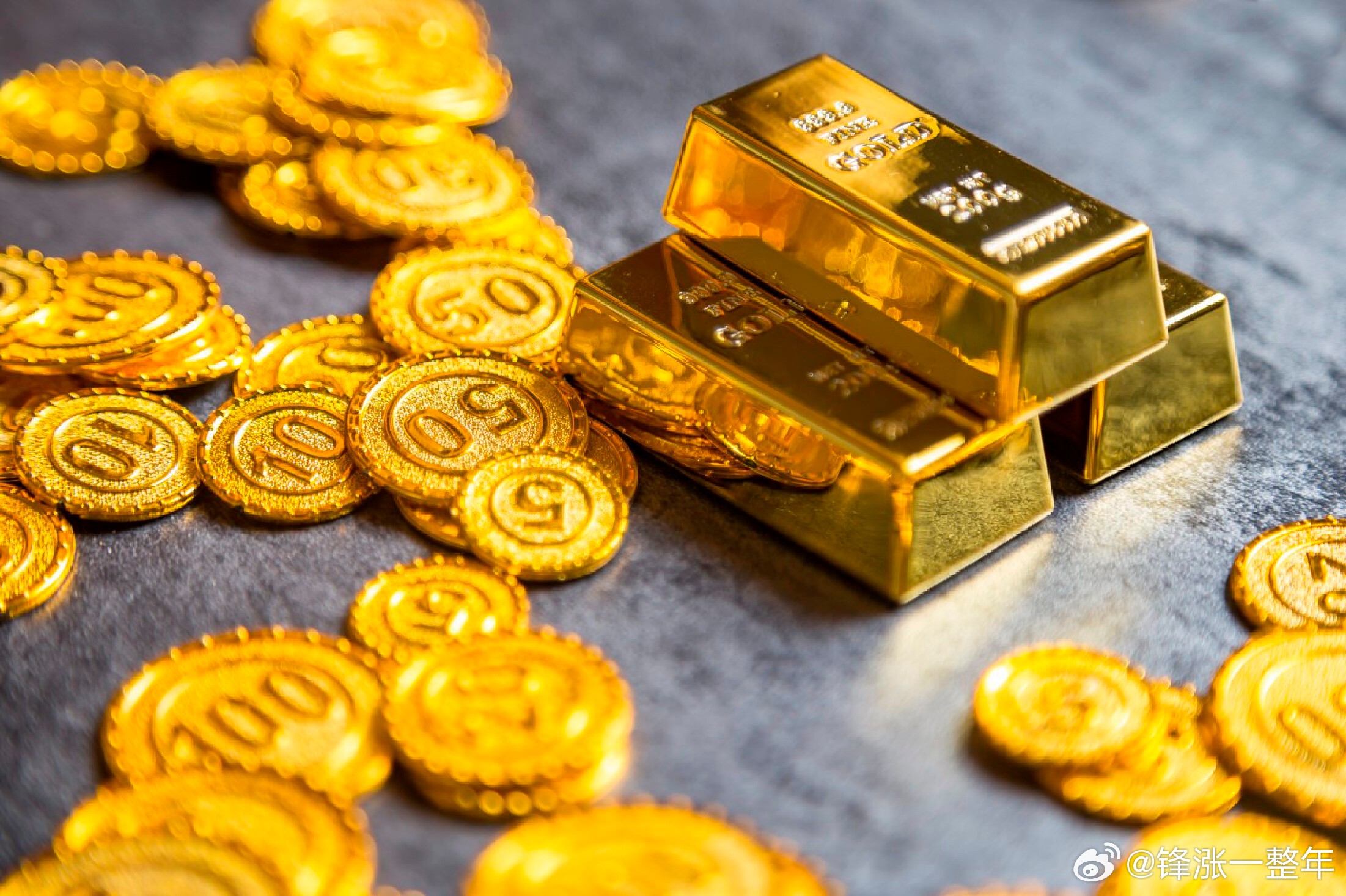 金饰消费暴跌金币金条消费暴涨 金饰是悦己，还得支付高昂的加工费；而金币是投资，适