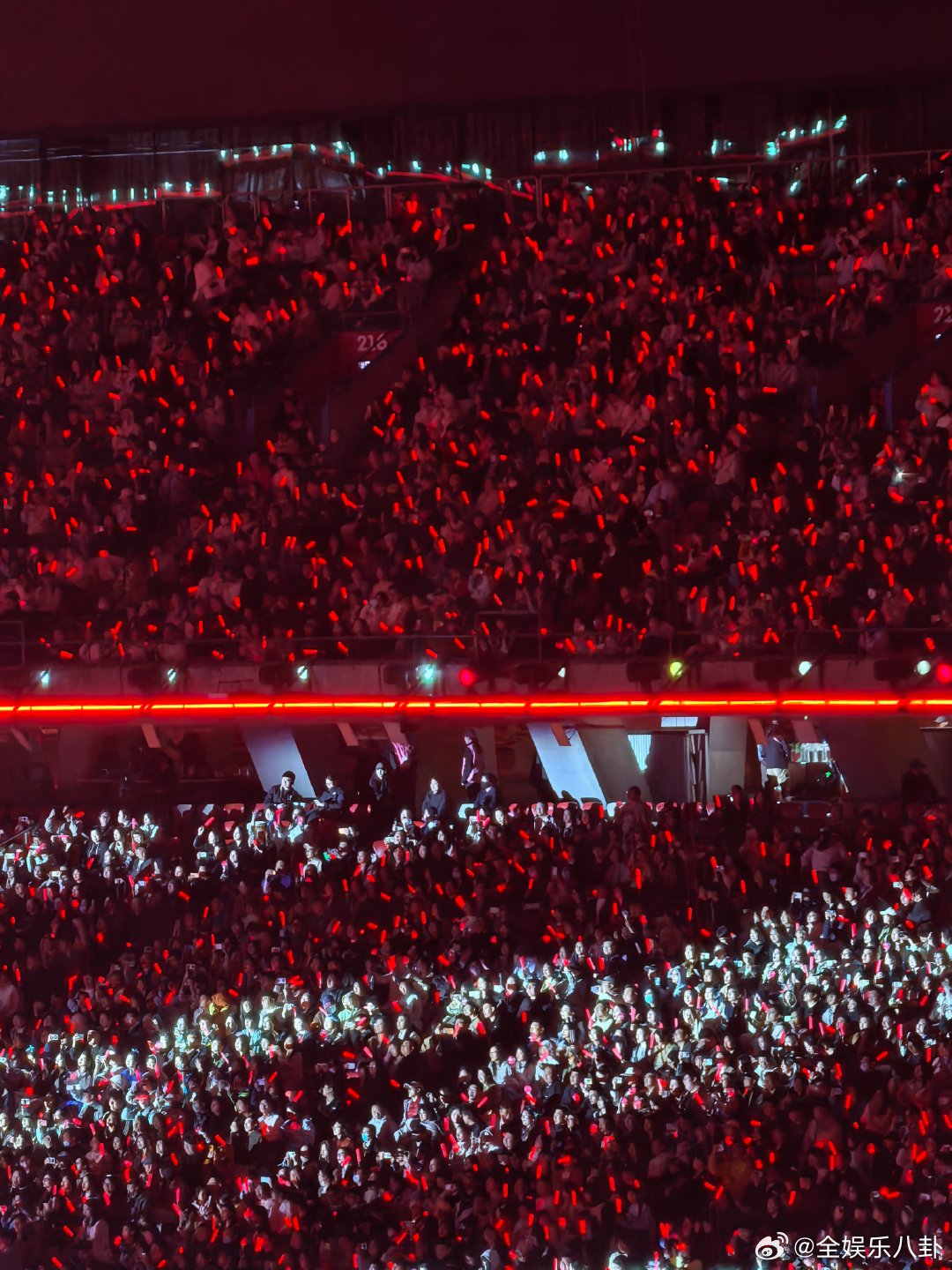 张杰鸟巢上座率 太燃了！全场爆满，荧光棒如繁星点点照亮夜空，张杰用歌声征服每一个