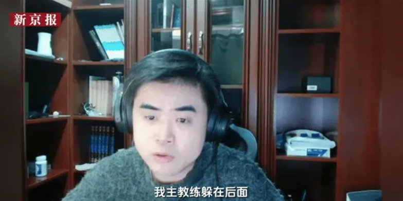 涵艺和朱开疑似同居这背景几乎是一样的，但是布置略微不同，所以能排除虚拟背景难怪涵