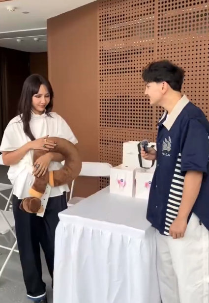 艾热孜巴首次合体上婚综 艾热孜巴夫妻俩的颜值真给我看爽了 ​​​