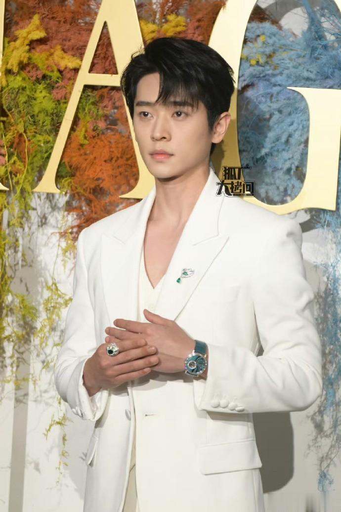 丞磊，乖乖的展示手表⌚戒指💍 ​​​