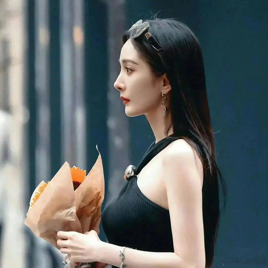 今天才发现原来老桐跟🍯有个同款翘鼻子这鼻子放在老桐脸上很违和，很突兀放在杨幂脸