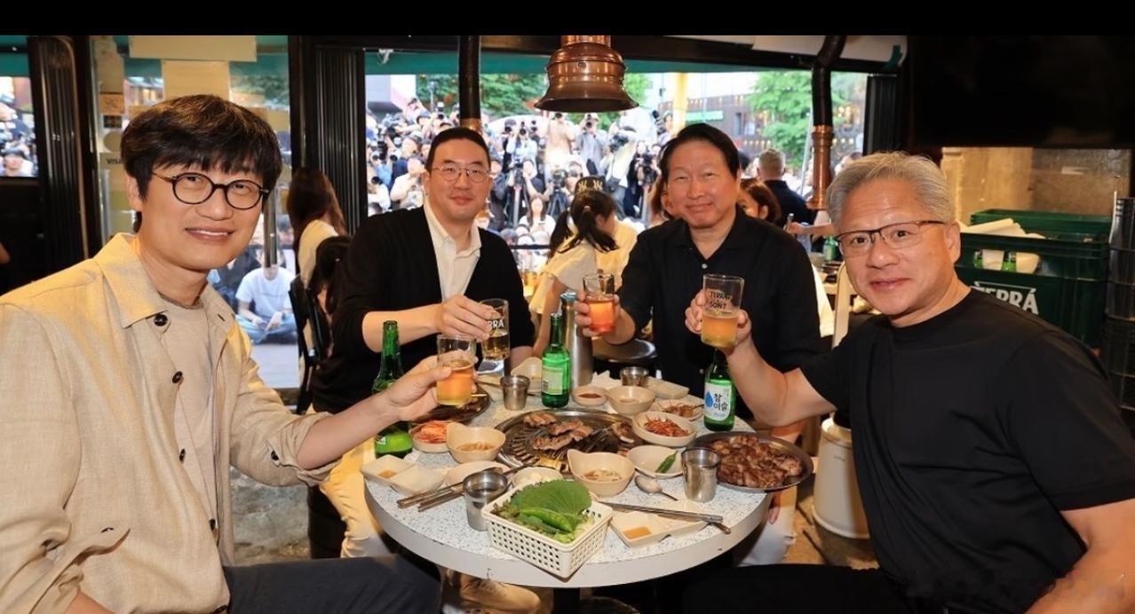 凤凰新闻【烤肉配烧酒、打卡电竞馆，黄仁勋访韩行程暗藏布局】英伟达CEO黄仁勋访韩