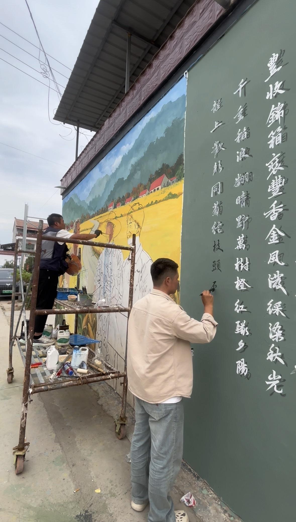 悬浮字李中会与吴承言合作打造墙绘艺术，李会中身现吴营村写悬浮字。

没想到吴承言