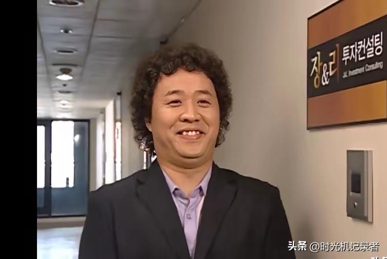 《搞笑一家人》的韩国演员郑俊河竟然没有服过兵役。
难道是有什么特殊身份。
其实很