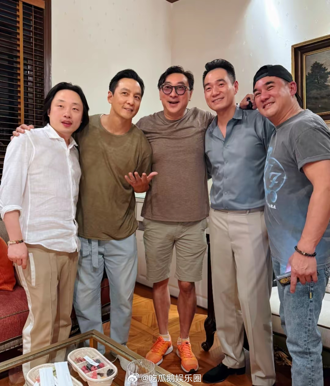 吴彦祖吴大维为好友庆生，好友系是秦舒培前夫，大合照站C位！！！ ​​​