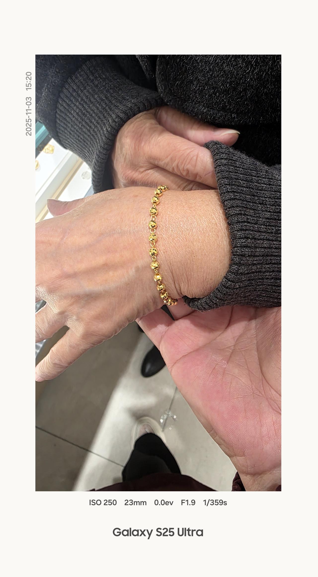 黄金不是白菜，但别被当白菜卖。
18K金标价两千一克？
原料才六百多，差价全