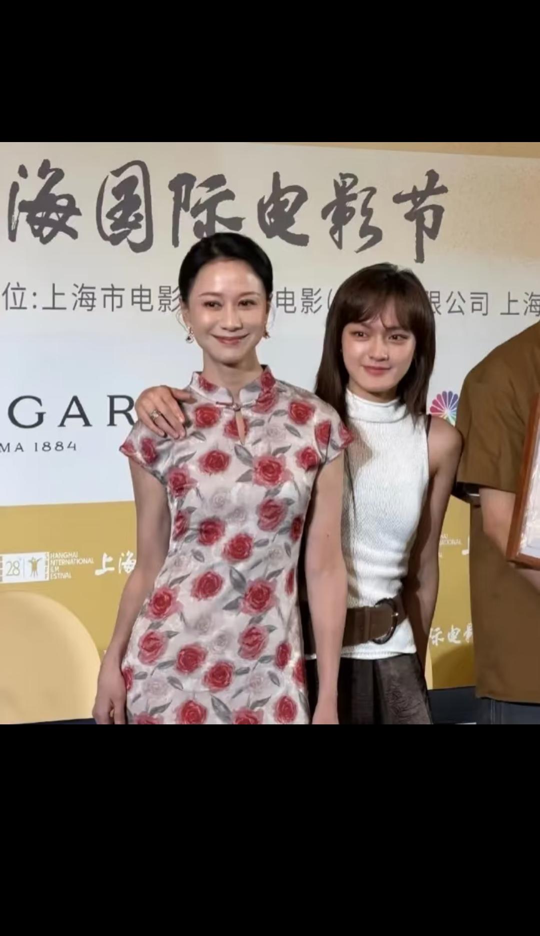 不愧是我国第一个内衣模特，这么大年纪了身材还能如此完美！
真佩服她，在那个如此封