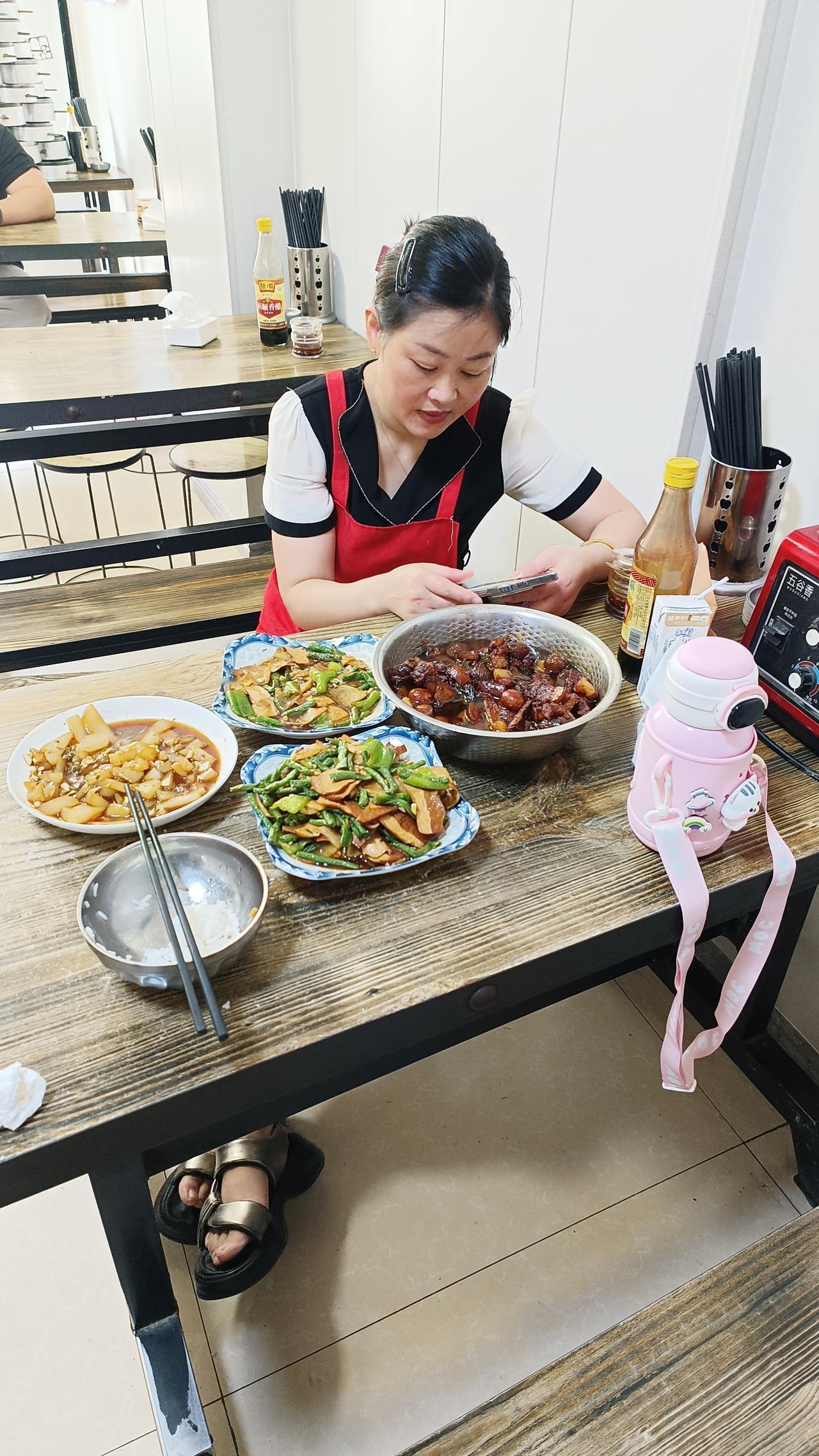 开学第一天，梅子我们之间关系刚好也没几天，今天又犯毛病了。我就是错把客人吃的胡辣