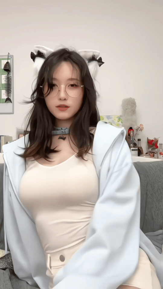 果然还是眼镜妹有魅力。[馋嘴] ​​​