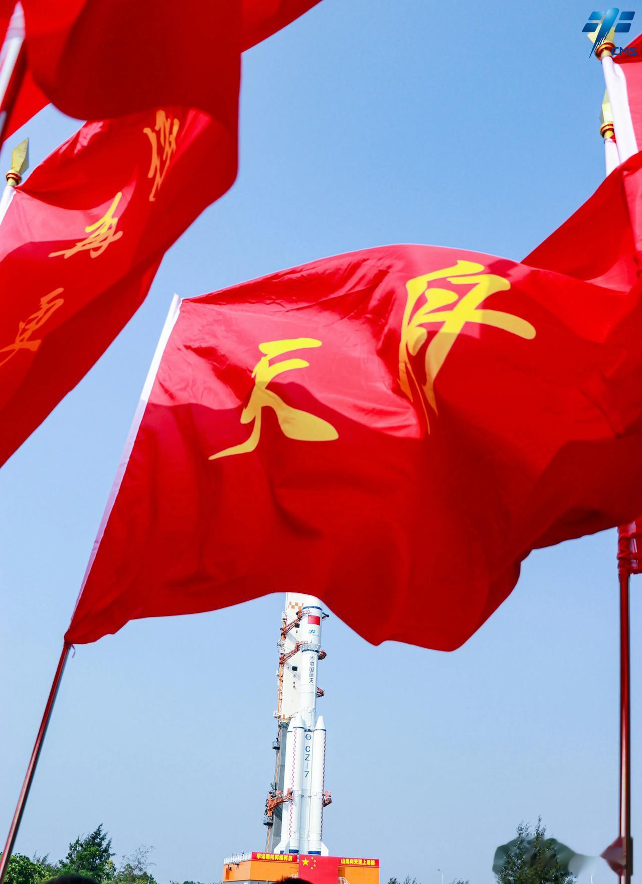 每次出征也是送别，就要这种满满的仪式感。今天上午船箭组合体经过近三个小时的垂直行