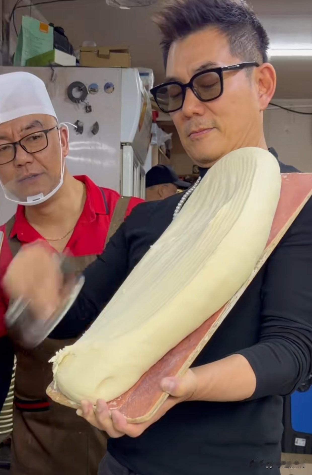 令狐冲再现悬空寺，江湖风在山西也没挡住一碗刀削面！
任贤齐亲自操刀削面，山西文旅