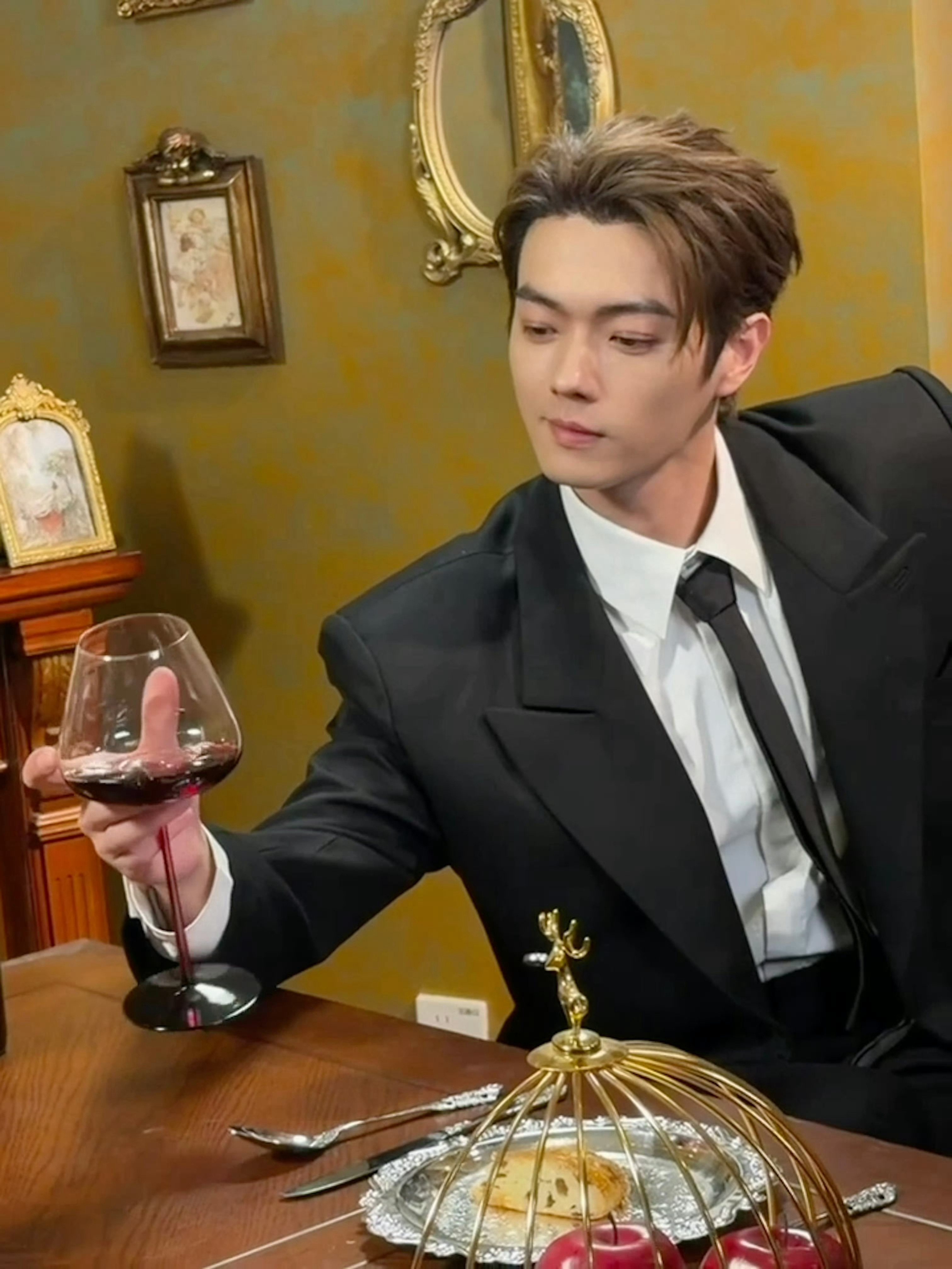 许凯《一瓯春》剧宣live物料现代版沈润，完全是贵公子来的[爱慕][爱慕] ​​