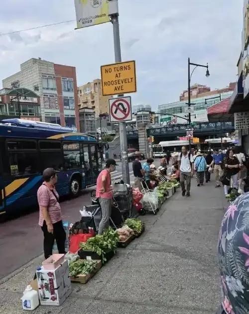 最近“美国斩杀线”这事儿彻底火出圈了！
 
一波美国中产看完直接心态崩了，纷纷吐