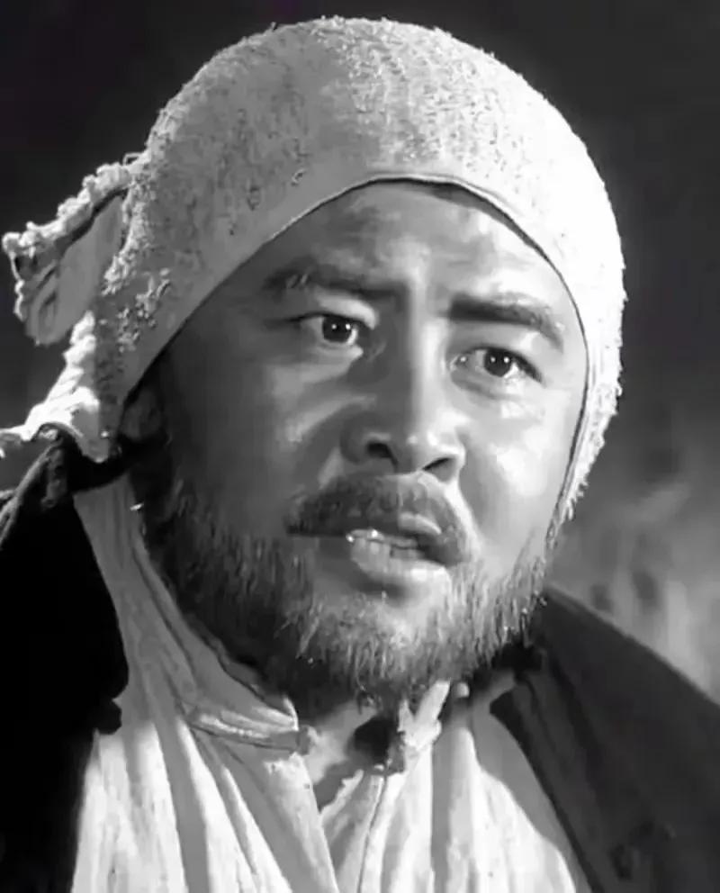 看到这张照片，就想起了″高老忠”，想起了老电影《地道战》。演员王炳彧参演《地道战