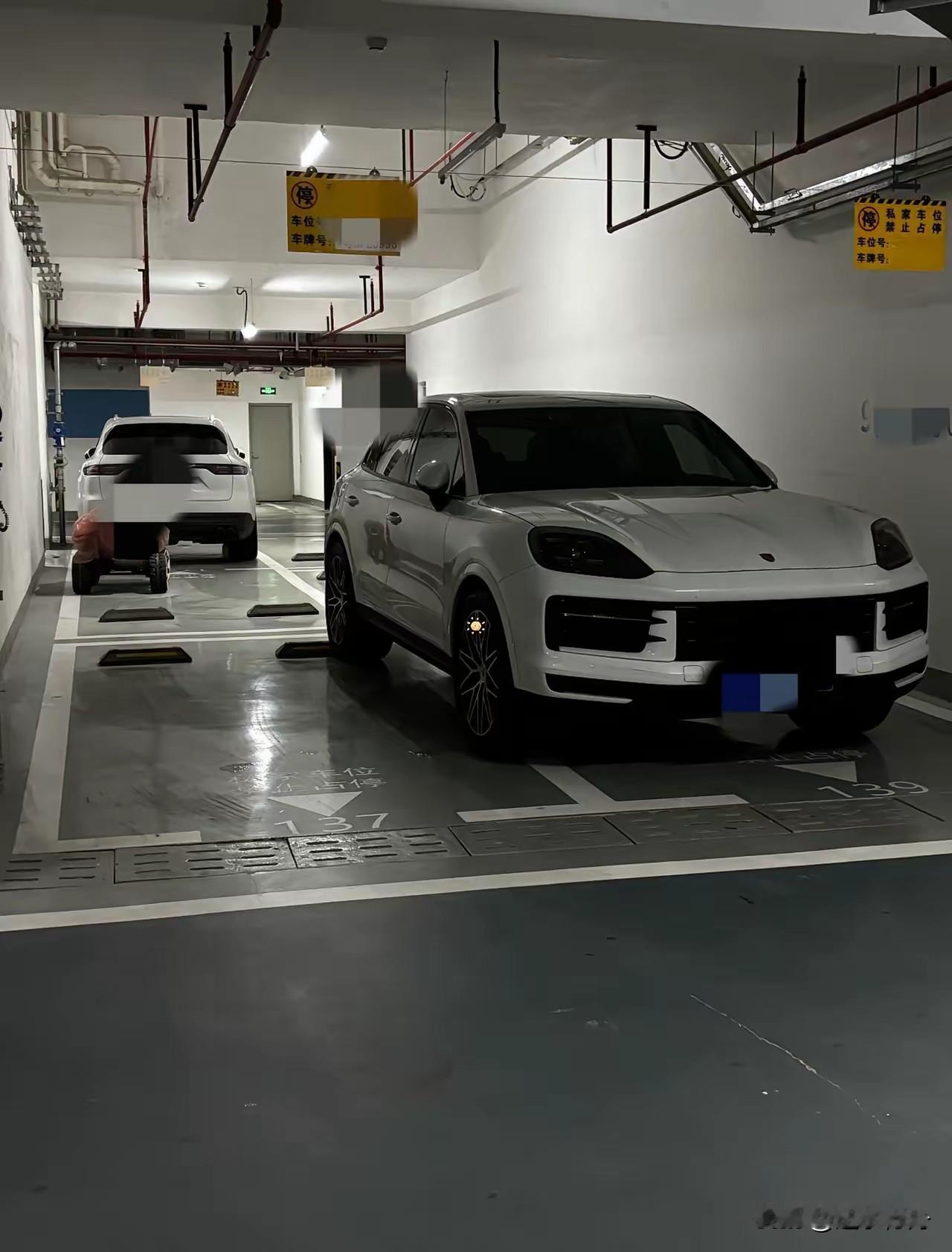 旁边的车主老是这样停车，沟通很多次也没有用，找帽子叔叔和物业协调也解决不了，真想