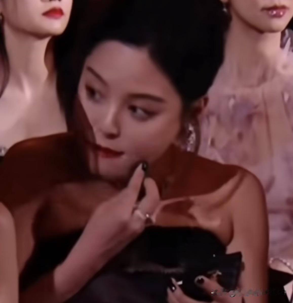 秦岚和辛芷蕾在后台补妆的互动太有趣了！辛芷蕾狗狗祟祟的动作让人梦回“花少5”，秦