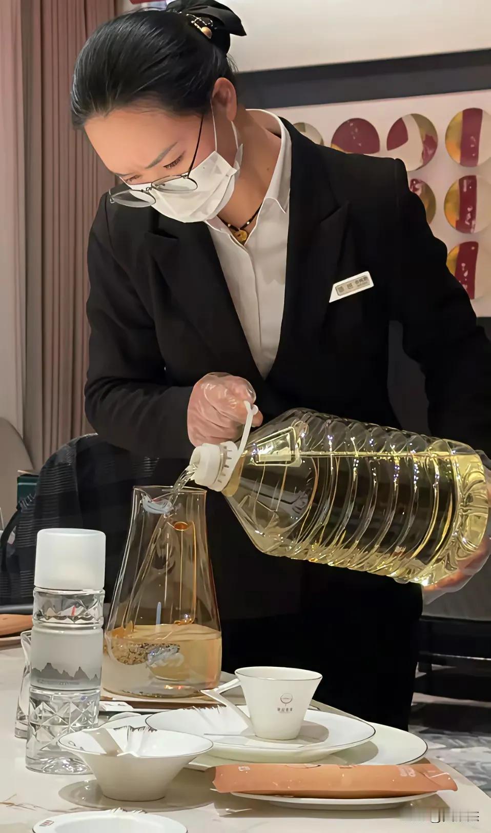 这么高档的酒店为什么提供散白酒？茅台五粮液不生产了吗？还是酒店放低身段平民化了？